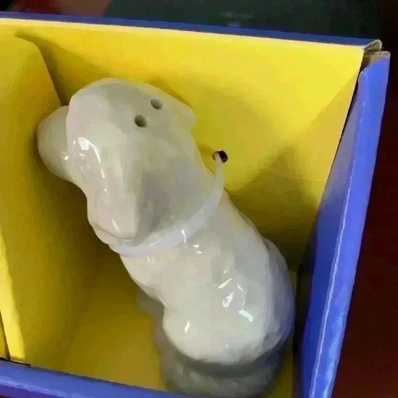 Black and white ceramic salt and pepper shakers set. - Picture 6 of 6